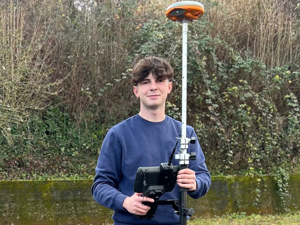 Teammitglied Lukas bei Vermessung Strauß