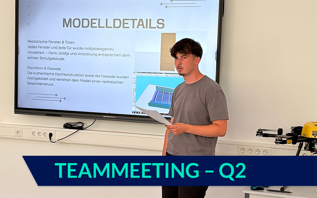 Teammeeting Q2 Vermessungsbüro Strauß, Lukas Rumikewitz am Präsentieren